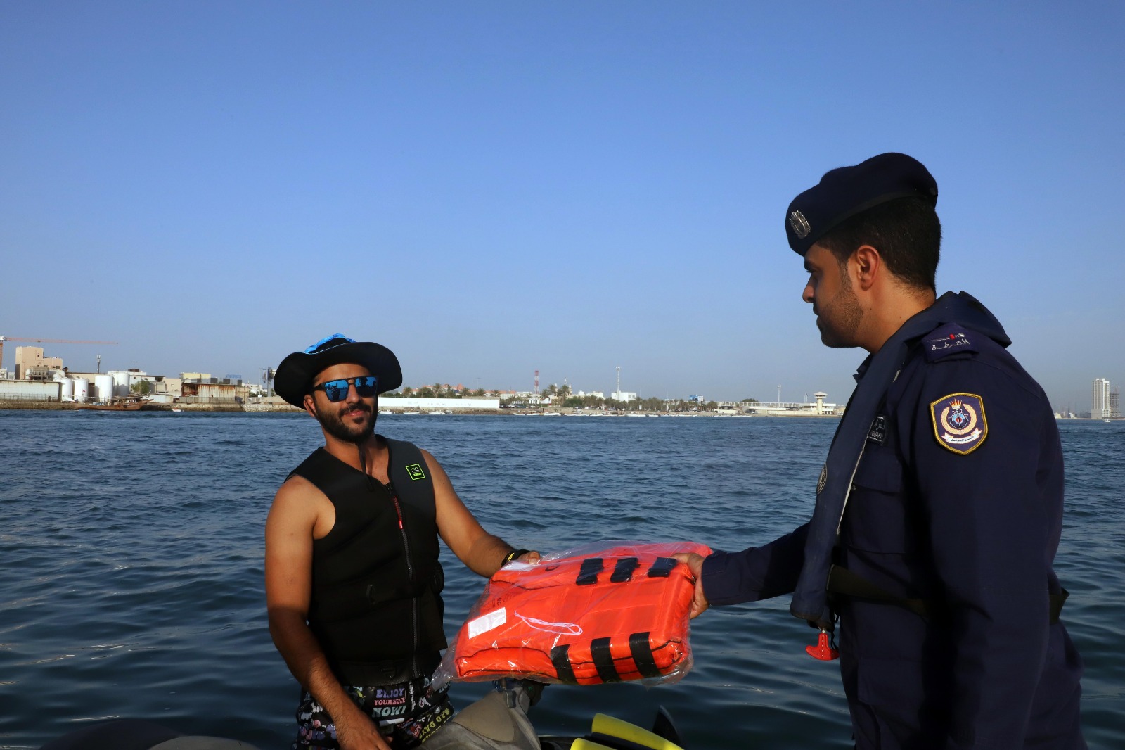 قيادة خفر السواحل تنظم حملتين توعويتين لمرتادي البحر في المحرق وجزر الدار<